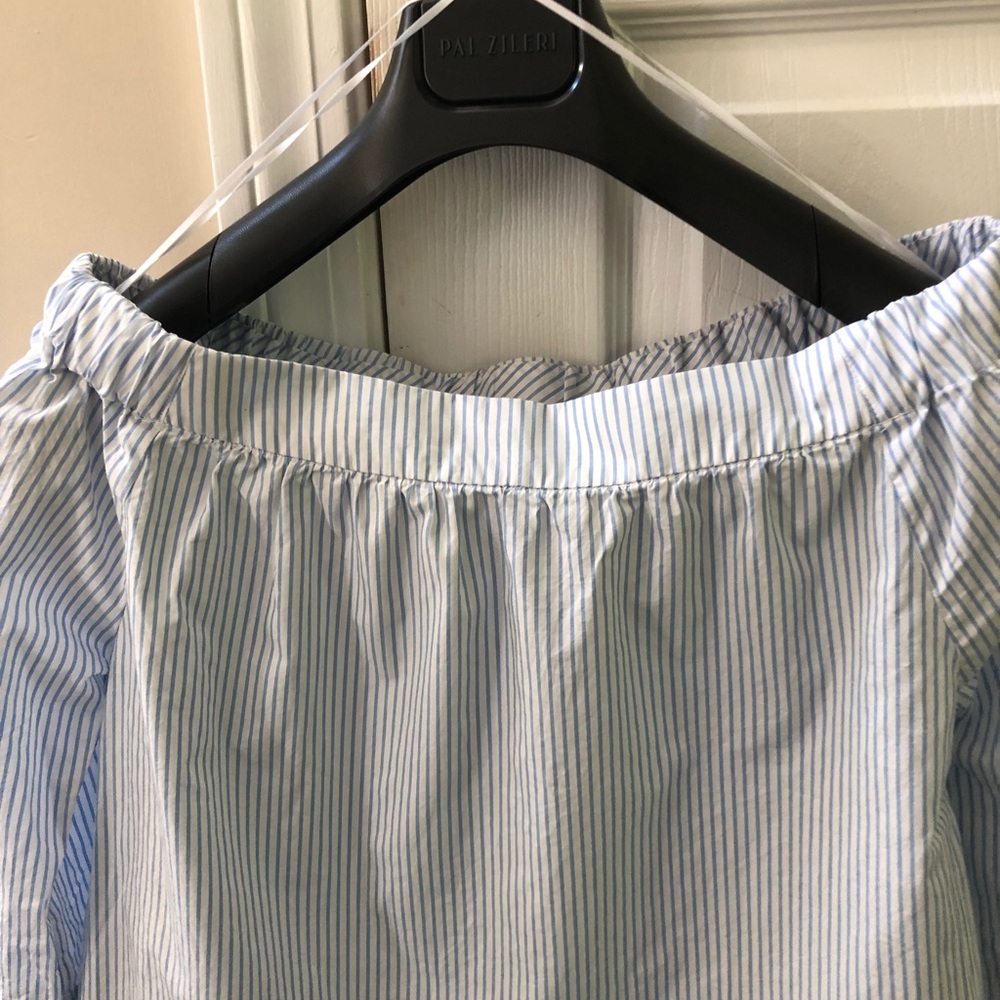 Off shoulders shirt.